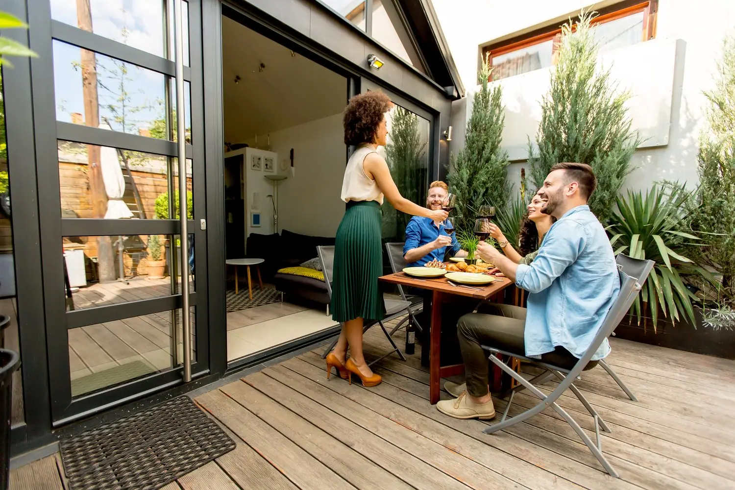Dlaczego warto zastosować przeszklone patio w domu