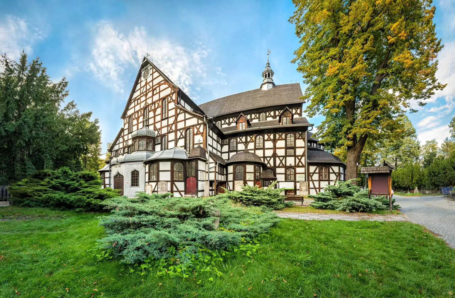 Jak zaprojektować dom w zgodzie z lokalną tradycją architektoniczną