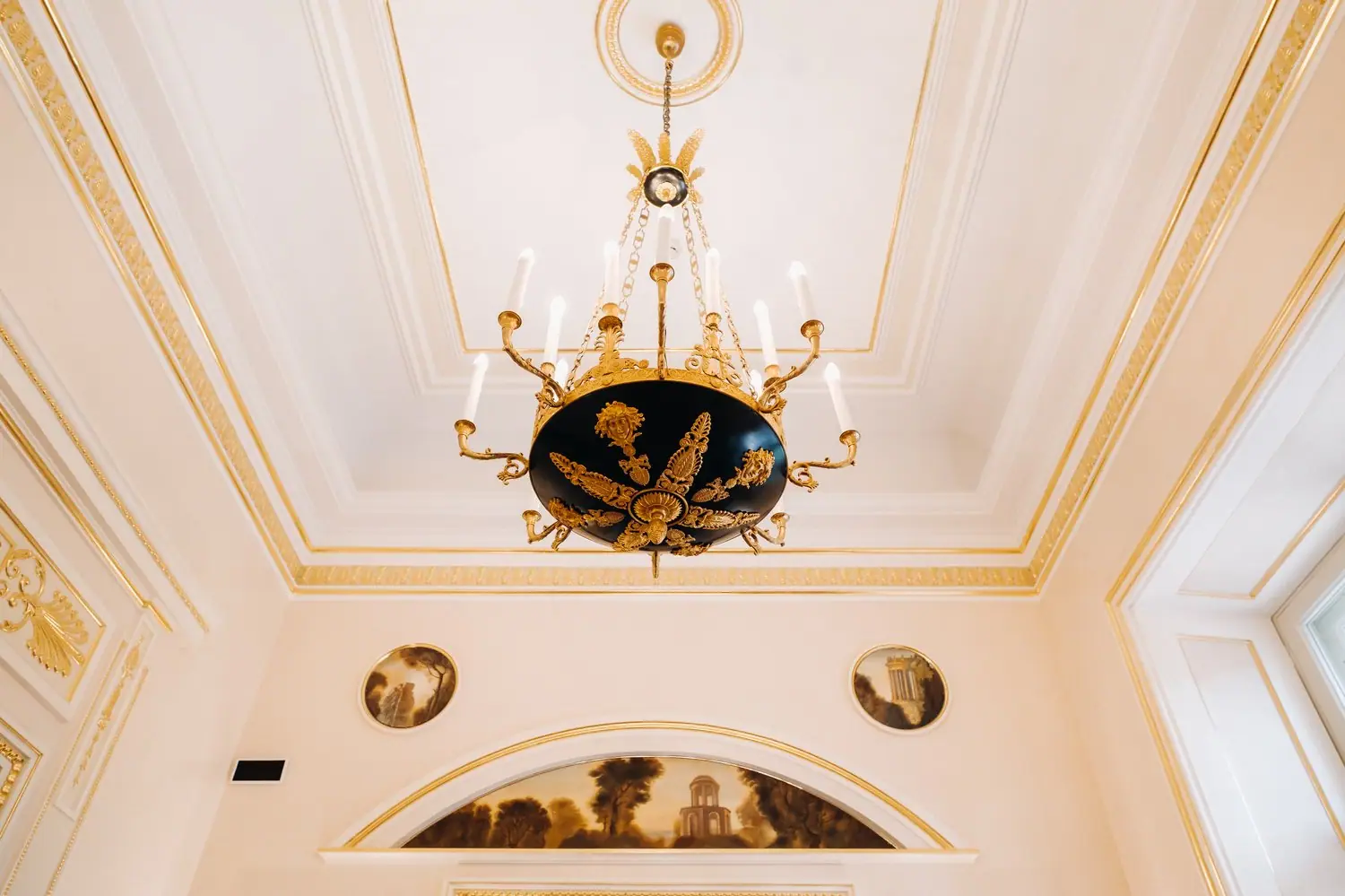 W jaki sposób wykorzystać styl regencycore w nowoczesnym wnętrzu