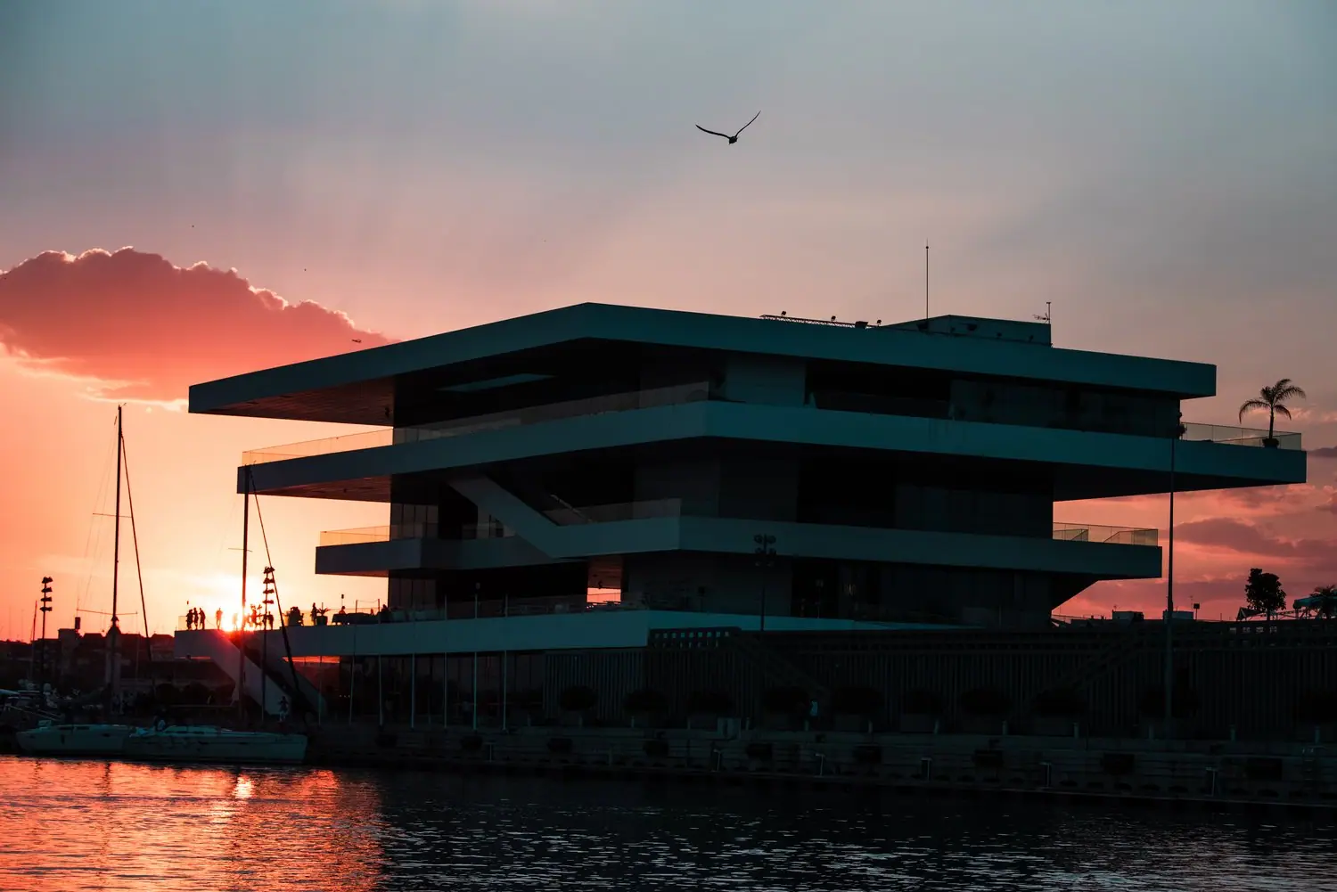 Dlaczego warto postawić na aranżację w stylu luxury brutalism